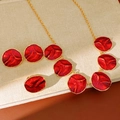 Gedetailleerd beeld van rode emaille bloemblaadjes sieradenset met gouden randen en ketting - Oorbellen Ring Ketting 3-delige Set (WN2339) / Goud-Rood