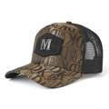 Gorra trucker de malla con estampado DK mostrada desde un ángulo de 45 grados para sol - L (58-60cm) / Caqui