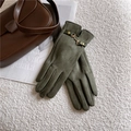 Damen Handschuhe in Olivgrün aus Wildlederimitat mit eleganter Trensenspange aus Metall - Trensenkette / Dunkelgrün