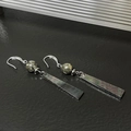 Dettaglio dei ganci in argento S925 e degli orecchini pendenti in madreperla scura - Orecchini a lobo (1 paio)