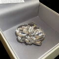Elegante gepolijste zilveren orchidee bloem broche gepresenteerd in een luxe sieradendoos - Zilver