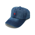 Dettaglio del ricamo a cuore rosso su cappellino da baseball in denim blu scuro rifinito - M (56-58cm) / Blu Notte