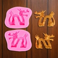 Close-up van roze siliconen drakenvorm en gouden fondant draak met fijne schubben details - Chinees drakenpaar