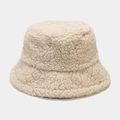 Detalle de la gruesa lana de cordero sintética beige en un cálido gorro de invierno - M (56-58cm) / Beige