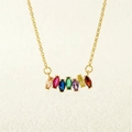 Primer plano del collar dorado con siete piedras preciosas de colores en corte marquise - 7 Circonia (NE1618)