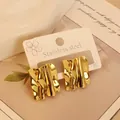 Schicke goldene unregelmäßige geometrische Ohrringe aus Edelstahl mit Flüssigmetalltextur - Gold Plissee Rechteck (27)