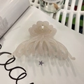 Dettaglio macro di una grande molletta per capelli a fiore rosa in acetato con petali eleganti - Circa 11cm / Bianco Gelatina