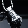 Collana con pendente a pugno in acciaio inossidabile e catena box su sfondo nero - Ciondolo Colore Acciaio (Senza Catena)