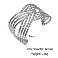 Detalle de dimensiones de un brazalete plateado de varias capas con diseño calado en V - Color Acero