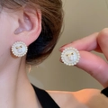 Détail de boucles d'oreilles fleurs avec bordure perles et nœud doré au style floral - 71# Or-Blanc (Tige de boucle d'oreille en argent)
