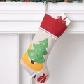 Calza di Natale con risvolto rosso e ricamo ad albero verde appesa al caminetto - Albero di Natale