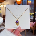 Goldene Astronauten-Halskette mit lila Visier-Anhänger auf einer Geschenkkarte - Astronauten-Design (X436) / 18K-Gold / Gold