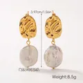 Gros plan détaillé de boucles d'oreilles perles baroques et monture dorée texturée - Style Perle Lave Irrégulière Dorée (HC-E10999)