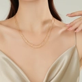 Collana a doppio strato dorata con ciondoli geometrici a rombo sul collo di una modella - Catena Doppia con Pendente a Rombo (OYSN025GL) / Oro