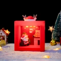 Boîte lumineuse de Noël rouge avec figurine de Père Noël et éclairage festif doux - Style Père Noël avec Baluchon (DD001)