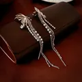 Ear cuff a farfalla in argento con zirconi e perle su scatola di gioielli di lusso - Argento