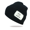 Détail du bonnet en maille côtelée noire avec écusson en tissu blanc SEASON B - Taille unique / Noir