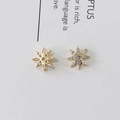 Dettaglio orecchini a stella ottagonale placcati oro con zirconi incastonati - 66# Stella a Otto Punte