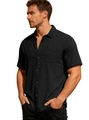 Detailopname van een zwart shirt met korte mouwen, geometrische textuur en reverskraag - S / Zwart