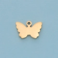 Primer plano de un colgante de mariposa dorado pulido con acabado de espejo y enganche - Dorado