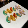 Detalle de pendientes en forma de abanico con circonitas de colores y metal dorado - Colorido