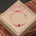 Handgemaakte boheemse kralenarmband met roze natuurstenen en gouden metalen accenten - Roze