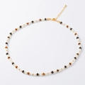 Minimalistische Vintage Perlenkette mit Tigerauge und schwarzem Achat auf weißem Grund - Mehrfarbige Perlenmischung