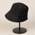 Gros plan sur la texture d'un chapeau bob noir minimaliste sur un support professionnel - M(56-58cm) / Noir