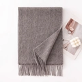 Morbida sciarpa di lana grigia con frange per calore e stile nel design minimalista - 180x30cm / Grigio Melange (-13)