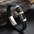 Detail eines grünen Lederarmbands im Wikinger-Stil mit graviertem Edelstahl-Magnetverschluss - Innenumfang 165mm / Grün/Mikrofaserleder