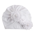 Detailansicht der Baby Turban Mütze mit drei weißen Chiffonblumen und Perlenverzierung - Weiß