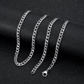 Dettaglio della collana a catena cubana argento con chiusura a moschettone su fondo nero - 4.4mm*60cm Catena Solo Acciaio (Senza Ciondolo)