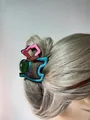 Détail d'une pince à cheveux colorée montrant des blocs de résine sur les cheveux - Style Géométrique Abstrait / Grand / Coloré