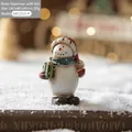 Figurine bonhomme de neige miniature en résine avec bonnet rouge et cadeau Noël - Bonhomme de neige D - Tenant une boîte cadeau verte