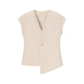 Dettaglio di un gilet beige senza maniche con bottone dorato e orlo asimmetrico da donna - Taglia S / Top / Bianco latte