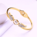 Detailopname van gouden engelenvleugel armband met glanzende zirkoonstenen gepolijst - Goud