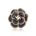 Broche camélia noir élégante avec perles blanches et cadre en métal doré sur fond blanc - Noir perlé avec camélia perlé multicouche