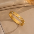 Brazalete abierto de acero de titanio dorado con flores de cinco pétalos e incrustaciones - Estilo de Concha Blanca Dorada (186)