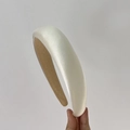 Detalle de diadema acolchada blanca con forro marrón para peinado retro de estilo francés - Blanco Leche