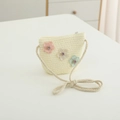 Détail du sac en paille pour enfant avec broderie florale 3D et strass brillants décoratifs - Sac-Blanc Crème