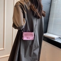 Mini-Umhängetasche mit rosa Krokodilmuster und Silberkette am Model getragen - Rosenrosa