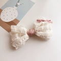Détail d'une pince à cheveux vintage beige avec nœud en mousseline et bords festonnés - Petite pince à nœud en ruban rose