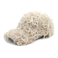 Detalle de gorra de felpa crema con textura única de flecos de plumas suaves - M (56-58cm) / Beige