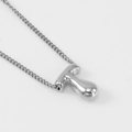 Collier en métal argenté poli avec un pendentif minimaliste en forme de lettre T 3D - Couleur Acier Lettre T