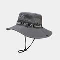 Détail du chapeau de pêche gris avec empiècements en maille respirante et broderie - M (56-58cm) / Gris foncé