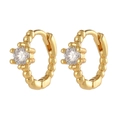 Pendientes de aro en cobre chapado en oro con circonitas sobre fondo blanco - Huggie Dorado de Cuentas con Solitario (E535)