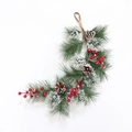 Dettaglio di aghi di pino natalizi con bacche rosse e pigne innevate per decorazione - Ghirlanda Natalizia da 60 cm con Bacche Rosse e Aghi di Pino