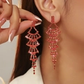 Boucles d'oreilles pendantes à pompons de strass rouges à plusieurs niveaux sur mannequin - Style Gland Rouge Multi-couches (DTE1616626GL-R)