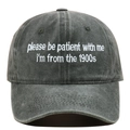 Gros plan de la broderie blanche sur une casquette vintage en coton gris foncé - Réglable / Vert Militaire