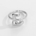 Makroaufnahme der silbernen Buchstaben E Skulptur Ring mit glatter Oberfläche und verstellbar - Buchstabe E